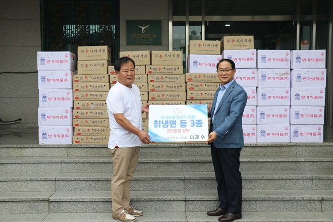 이재수 위원이 냉면을 전달하며 기념촬영.(사진제공=한국법무보호복지공단대전지부)