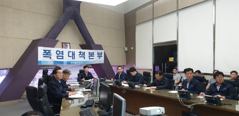 코레일 정왕국 부사장(가운데)이 6일 대전 본사 관제실 폭염대책본부에서 분야별 안전대책 운영상황을 점검했다.(사진=코레일)