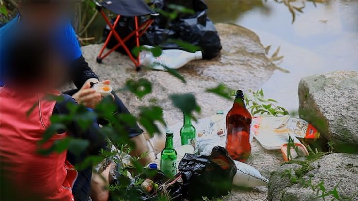 계곡 방문객들이 물놀이 중 음주를 하는 모습.(사진=국립공원공단)