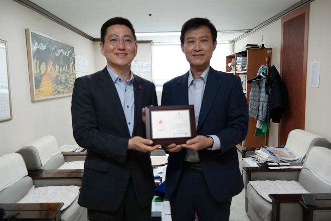 박은덕 사회복지공동모금회 사무처장이 송귀홍 경상일보 전무이사(사진우측)에게 나눔리더 인증패를 전달하고 기념촬영.(사진제공=울산사랑의열매)