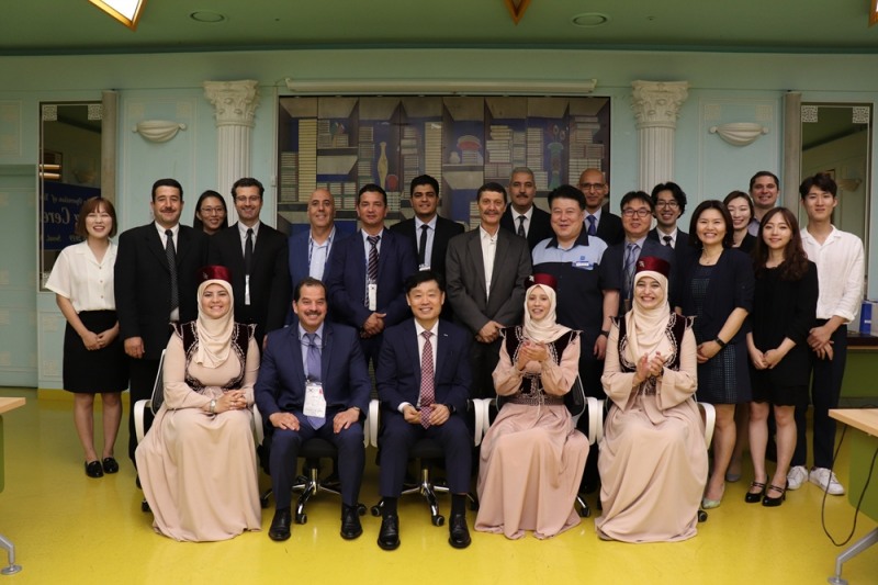 코레일 부사장(첫째줄 가운데 정왕국)이 관계자들과 기념 촬영을 하고 있다.(사진=코레일)