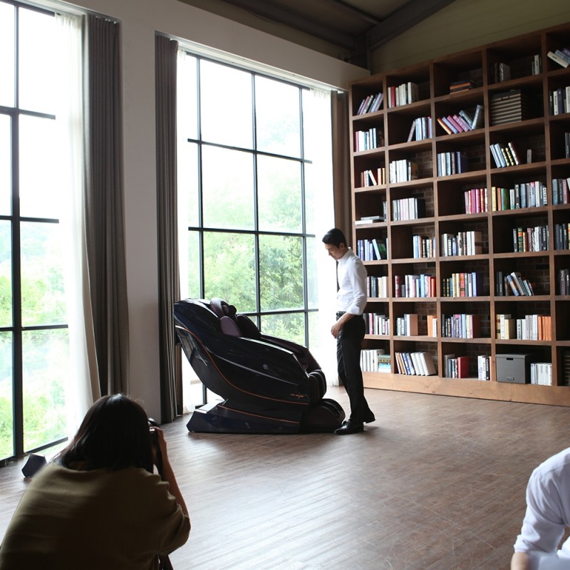 휴테크산업 안마의자, 정우성 화보 촬영 현장 공개