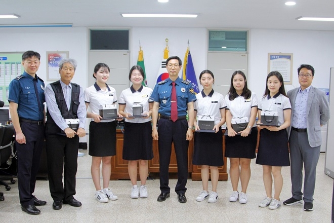 다섯 명의 여고생 어벤져스와 마을버스 기사가 경찰서장 표창을 받고 기념촬영.(사진제공=부산경찰청)