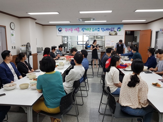 직업훈련위원회가 생활관 보호대상자들을 위해 삼계탕 식사자리를 마련하고 있다.(사진제공=한국법무보호복지공단울산지부)