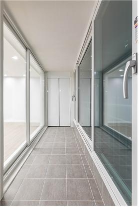 거실과 비슷한 느낌의 베란다 / 홈테리