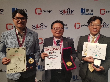 오창수 한전 특허부장(가운데)과 발명 직원이 수상 수 기념촬영을 하고 있는 모습. 사진=한국전력공사