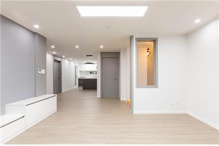 거실에서 바라본 집안모습 / 홈테리