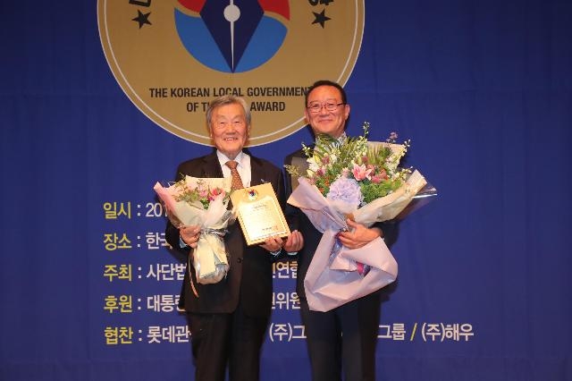 송철호 울산시장(사진우측)이 기념촬영을 하고 있다.(사진제공=울산시)