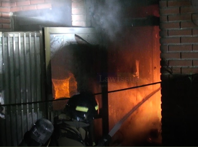 출동한 소방대가 화재를 진압하고 있다.(사진제공=해운대소방서)