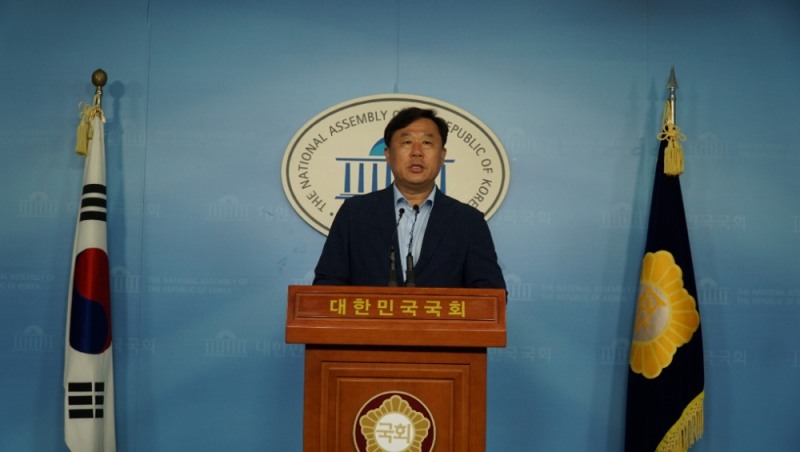 김종훈 국회의원이 7월 15일 오전 국회정론관에서 기자회견을 열어 현대중공업 하청비정규직 노동자 노조할 권리를 응원하고 있다.(사진제공=김종훈의원실)