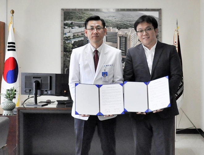 안희배 원장과 이예하 대표가 업무협약서를 내보이며 기념촬영.(사진제공=동아대병원)
