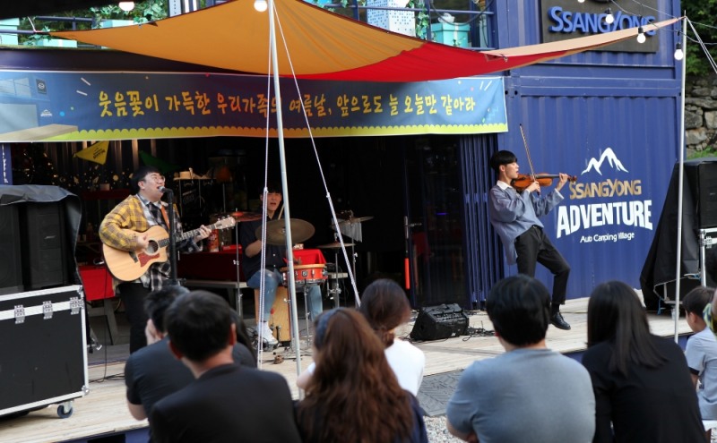 밴드경연 프로그램 슈퍼밴드에서 큰 인기를 얻은 가능동밴드가 시원한 바이올린연주를 들려 주고 있다.(사진=쌍용자동차)
