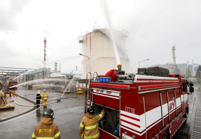 대림산업 석유화학사업부 여수공장에서 임직원들과 소방관들이 함께 살수차와 소방설비를 이용해 화재 진화 훈련을 실시하고 있다.(사진=대림산업)