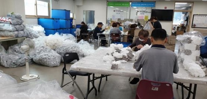 사회봉사대상자들이 구미직업재활센터에서 일손을 거들고 있다.(사진제공=구미준법지원센터)