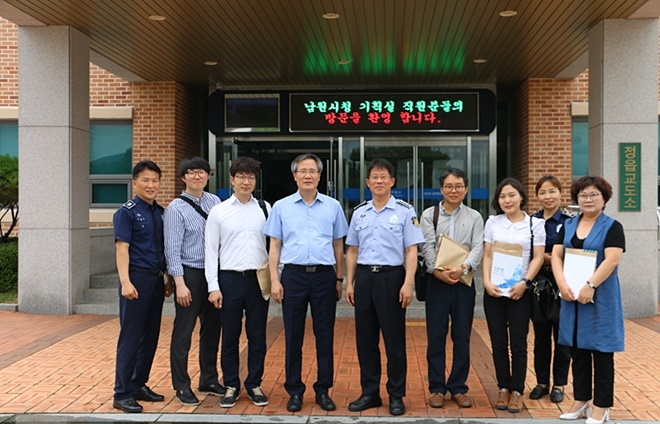남원시청 소속 직원들을 상대로 시설참관을 하고 기념촬영.(사진제공=정읍교도소)