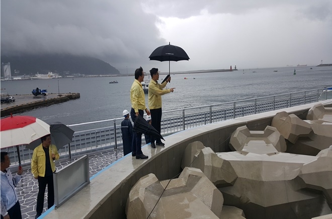 여수신항 서방파제 공사현장을 점검하고 있다.(사진제공=여수지방해양수산청)