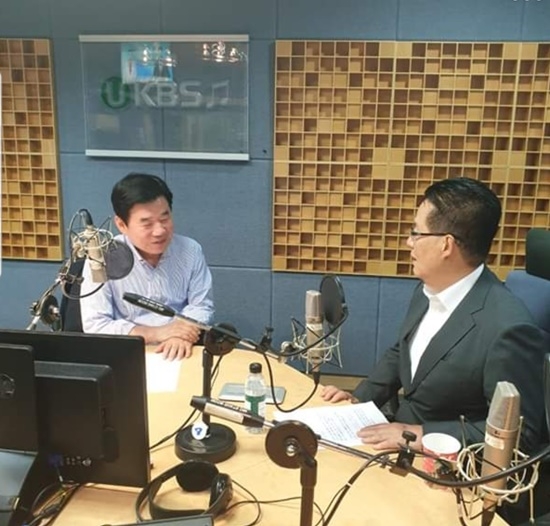 김경래의 최강시사, 정치의 품격에 출연해 대담중인 박지원 의원.(사진=박지원 페이스북)