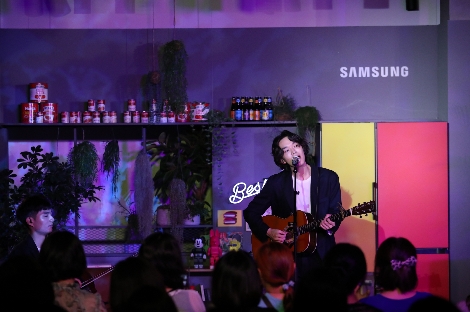 가수 케빈오가 지난 19일 삼성디지털플라자 강남본점 5층에 위치한 삼성 라이프스타일 생활가전 쇼룸 '#프로젝트프리즘(ProjectPRISM)에서 '프리즘 콘서트'를 열고 노래하고 있다. 사진=삼성전자