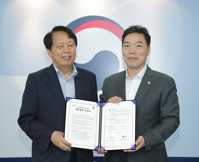 김오수 법무부 차관(오른쪽)과 이성 전국다문화도시협의회 회장(왼쪽)이 22일 정부과천청사 법무부에서 열린 외국인정책 업무협약 체결식에서 기념촬영을 하고 있다.(사진제공=법무부)