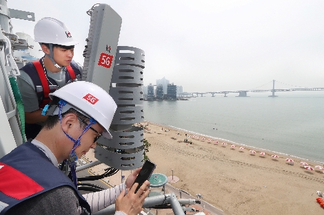 KT 네트워크부문 직원들이 부산 광안리 해수욕장 인근 5G 기지국을 점검하고 있다. 사진=KT