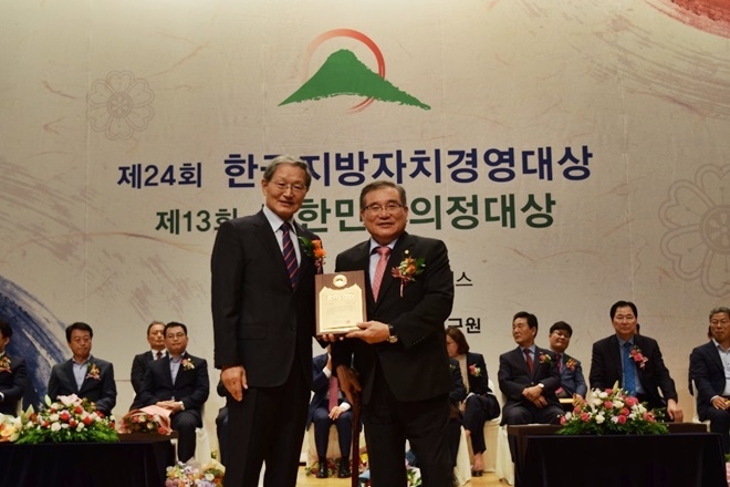 최고의원상을 수상하고 기념촬영.(사진제공=더불어민주당경남도당)