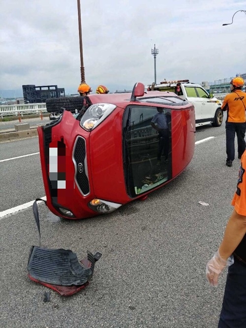 차량이 전도돼 있다.(사진제공=부산경찰청)