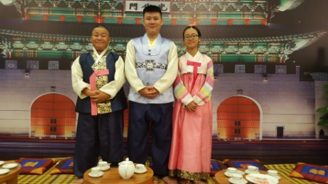 한-베 다문화가정의 현지가족들이 한국문화체험을 하는 모습. 사진=남동발전