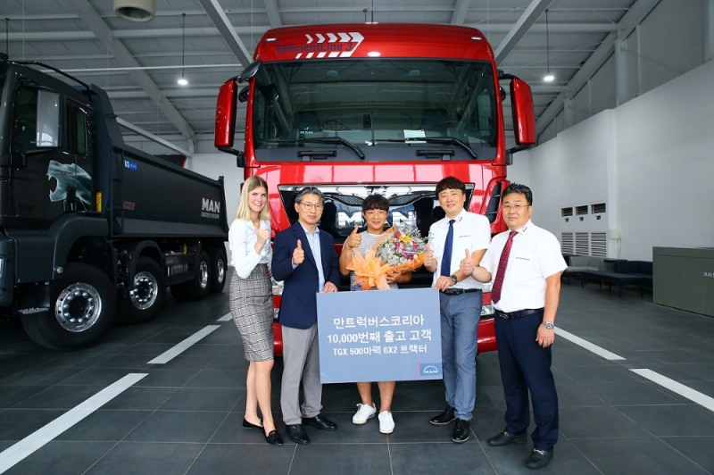 기념촬영.(사진=만트럭버스코리아)