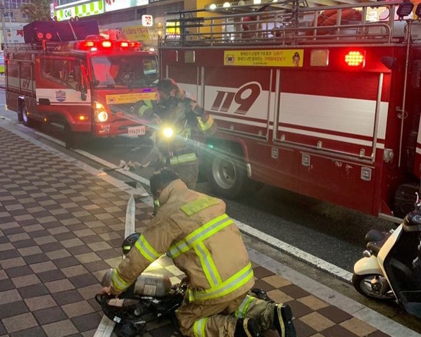 천안 ‘두정동’ 화재로 당국이 불끄기에 총력을 벌이고 있다 출처 NEWSIS