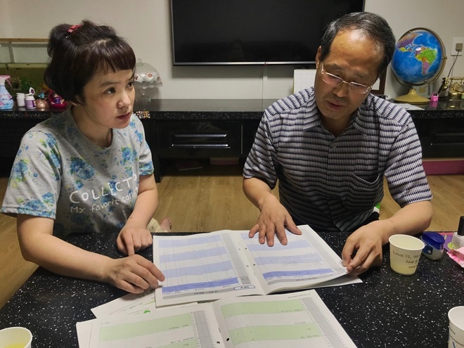 홍병석 동남지방통계청장은 부산시 사하구의 대상가구를 방문하여 생활시간조사와 관련해 대화를 나누고 적극적인 협조를 당부하고 있다. (사진제공=동남통계청)