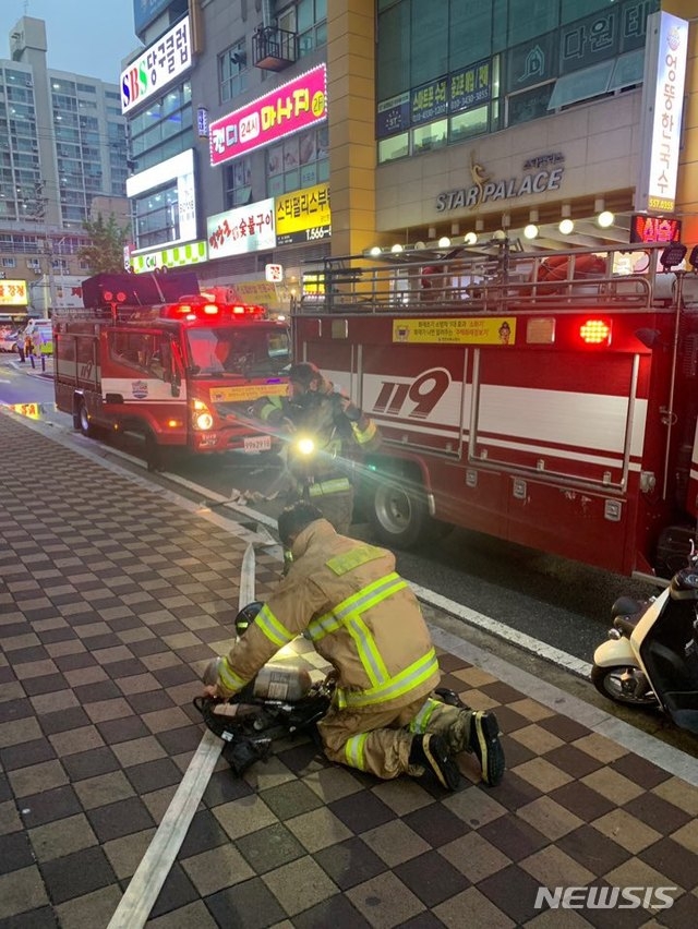 사진=뉴시스(25일 오후 7시24분께 충남 천안시 서북구 두정동의 8층 건믈에서 화재가 발생해 소방당국이 화재진압을 준비중이다.)