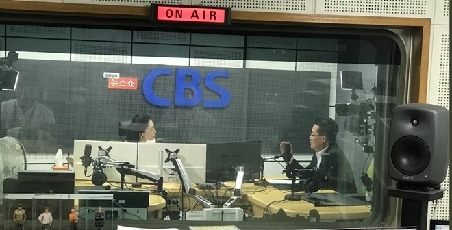 김현정의 뉴스쇼에 출연해 대담을 나누고 있다.(사진=박지원트위터)