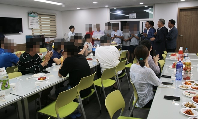 숙식보호대상자 합동생일잔치를 열고 있다.(사진제공=한국법무보호복지공단 대구지부)