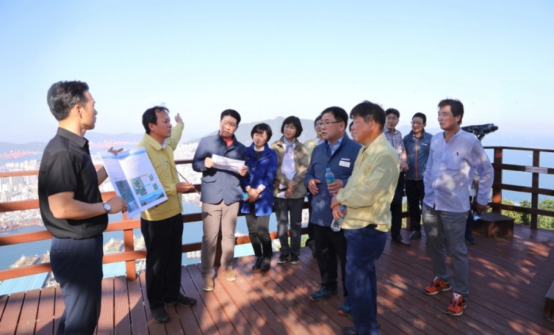공한수 구청장과 구의회 의원 전원이 참석한 가운데 마련된 ‘천마산 복합전망대 및 관광모노레일 조성 사업’ 현장 설명회.(사진제공=부산 서구)