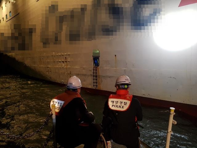 해경이 국제여객선 응급환자 구조에 나서고 있다.(사진제공=부산해부산해양경찰서)