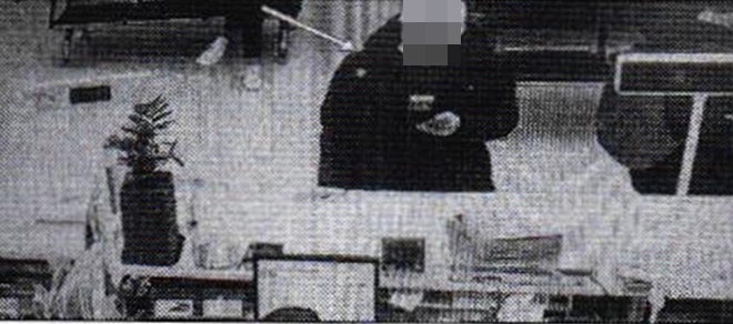 휴대폰 국제우편발송장면.(사진제공=부산경찰청)