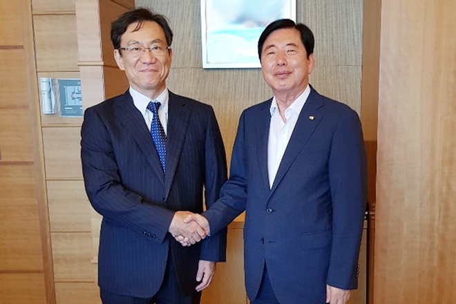 허용도 부산상의회장(사진우측)이 재 부산 총영본총영사와 손을 맞잡고 있다.(사진제공=부산상공회의소)