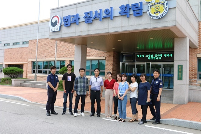 정읍시 소성면사무소 직원들이 교정시설을 참관하고 기념촬영.(사진제공=정읍교도소)