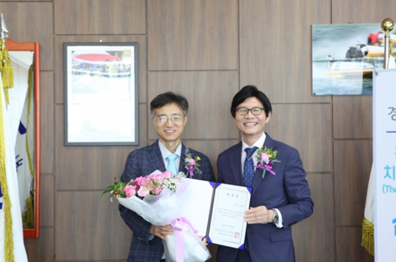 정병찬 경륜경정총괄본부장(오른쪽)과 이종하 교수가 위촉식을 마친 후 기념촬영을 하고 있다.(사진=국민체육진흥공단)