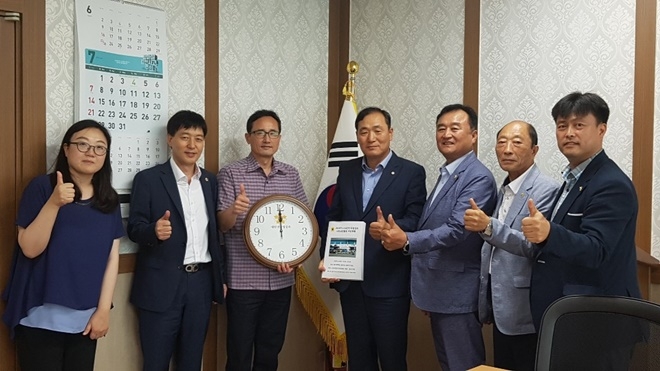 울산지역 명장과 간담회를 갖고 기념촬영.(사진제공=고용노동부울산지청)