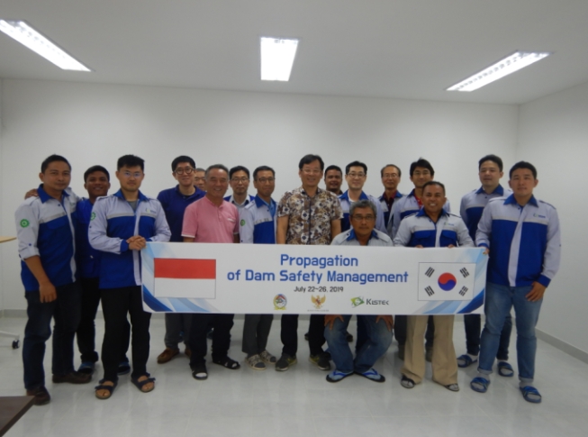 한국시설안전공단 관계자들과 인도네시아 기술진들이 기념촬영을 하고 있다. (사진=한국시설안전공단)