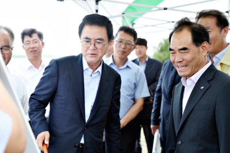 김태흠 국회의원과 김인식 사장은 30일 충남 보령현장에서 항구적 가뭄대책 마련 등 안전한 영농환경조성에 힘쓰겠다고 밝혔다. 사진=한국농어촌공사