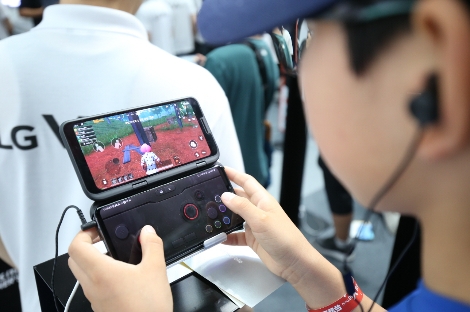 지난 20일 롯데월드 아이스링크에서 열린 LG V50 ThinQ 게임 페스티벌에 방문한 관람객들이 LG 듀얼 스크린으로 게임을 즐기고 있다. 사진=LG전자