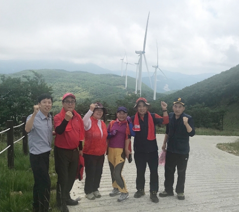 정암풍력 발전단지 트레킹 코스를 찾은 관광객들. 사진=남부발전