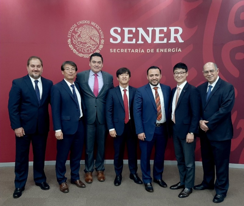 삼성엔지니어링 마케팅담당 문경진 상무(좌측 네 번째), 유재준 멕시코 법인장(우측 두 번째), 페멕스社 코르네호(Cornejo) 부사장(좌측에서 세 번째), 페멕스社 마루포(Marrufo) 프로젝트 디렉터(우측 세 번째).(사진=삼성엔지니어링)