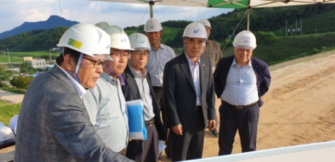 김인식 한국농어촌공사 사장이 팔덕지구 다목적농촌용수개발사업 현장을 둘러보고 있다.사진=한국농어촌공사사