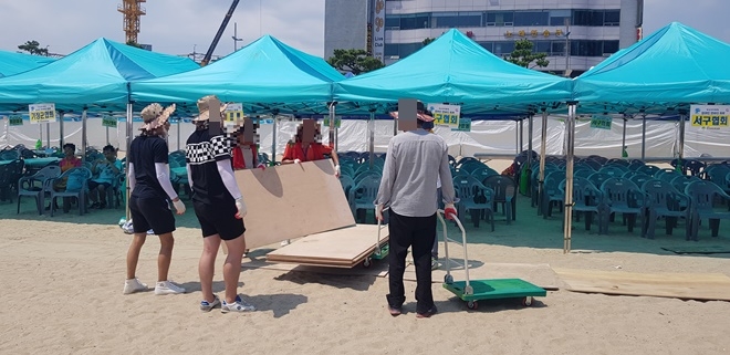 사회봉사대상자들이 장애인 한바다축제 준비를 돕고 있다.(사진제공=부산준법지원센터)