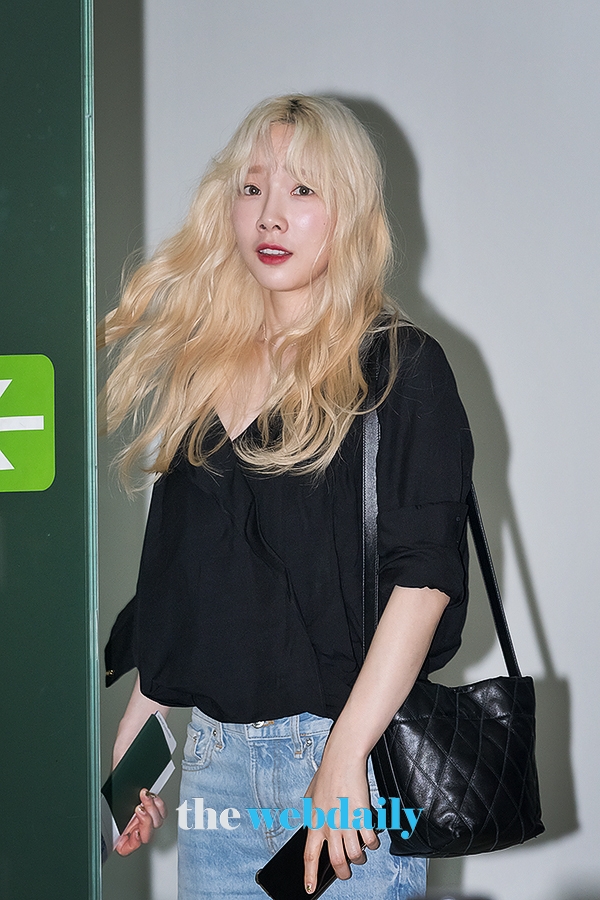 소녀시대 태연, 김포국제공항 출국 현장