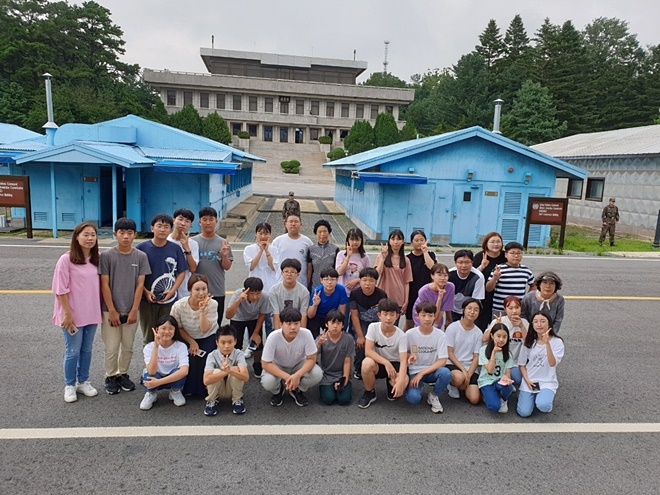 회적기업 답사친구 청소년들과 학부모들이 평화의집 앞에서 단체 촬영.(사진제공=답사친구)