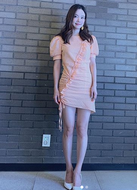 가늠할 수 없는...김나희, 그저 서 있을 뿐 '쭉뻗은 고속도로 젓가락라인'